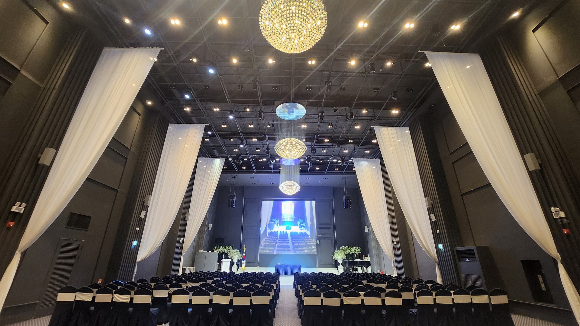 중앙 통로에서 바라본 블레싱홀 무대와 샹들리에